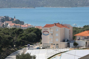 Гостиница Apartments and rooms with parking space Seget Vranjica, Trogir - 3079  Трогир